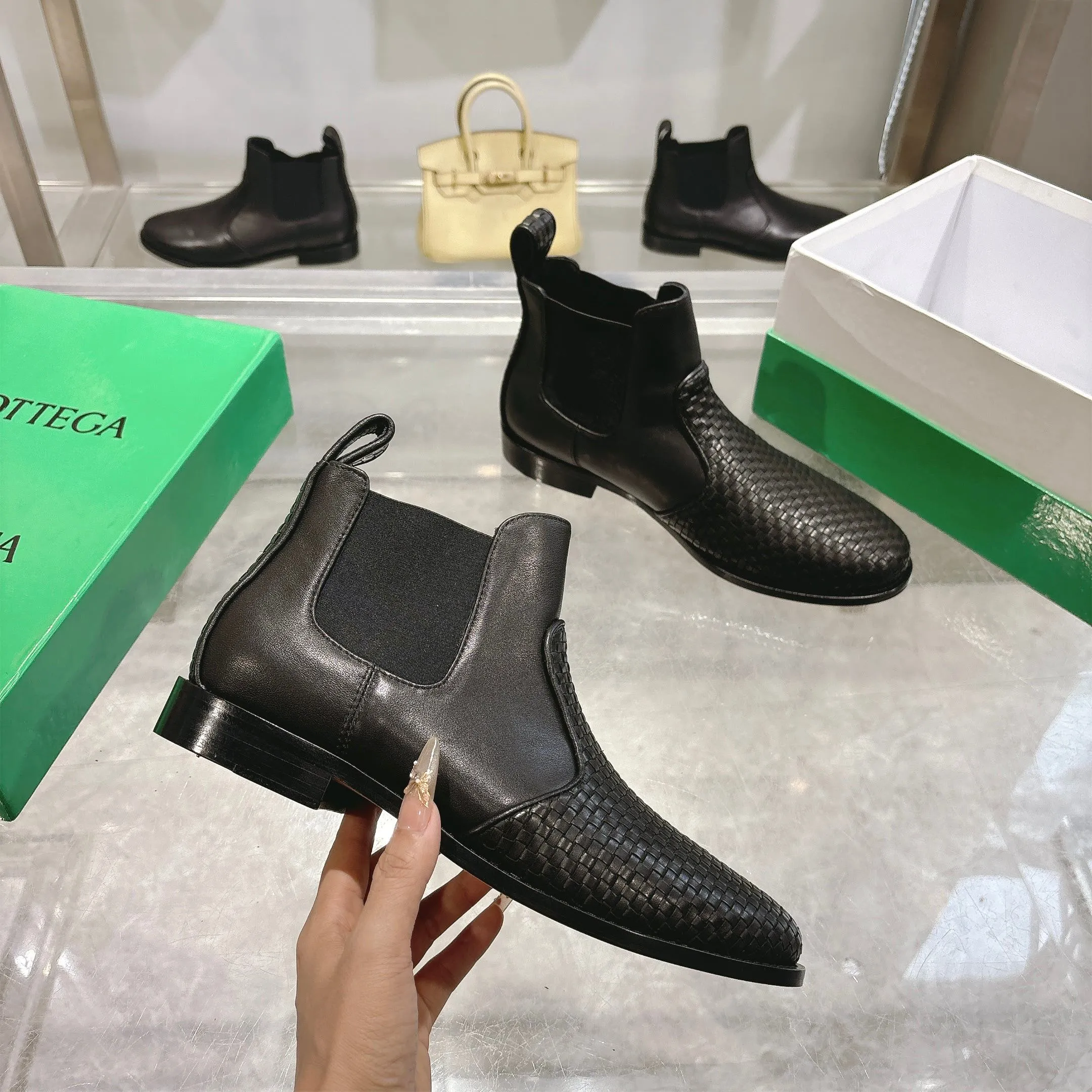 [BV] Top P:980💰Size for couples: Female 35-39 Male 39--44 (Female 40. Male 38.45.46.47 customization is not returnable) [Note‼ ️] Add 💰 to size 46, add 20💰 to size 47, Bottega Veneta 2025 autumn and winter counter synchronized style Bottega Veneta small round toe short boots, high mercerized cow velvet, solid color cow lining! Leather outsole! A one-to-one replica of the original! Fine workmanship! quality assurance!